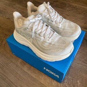 Hoka Clifton 10 size 8 - Ash grey/white
